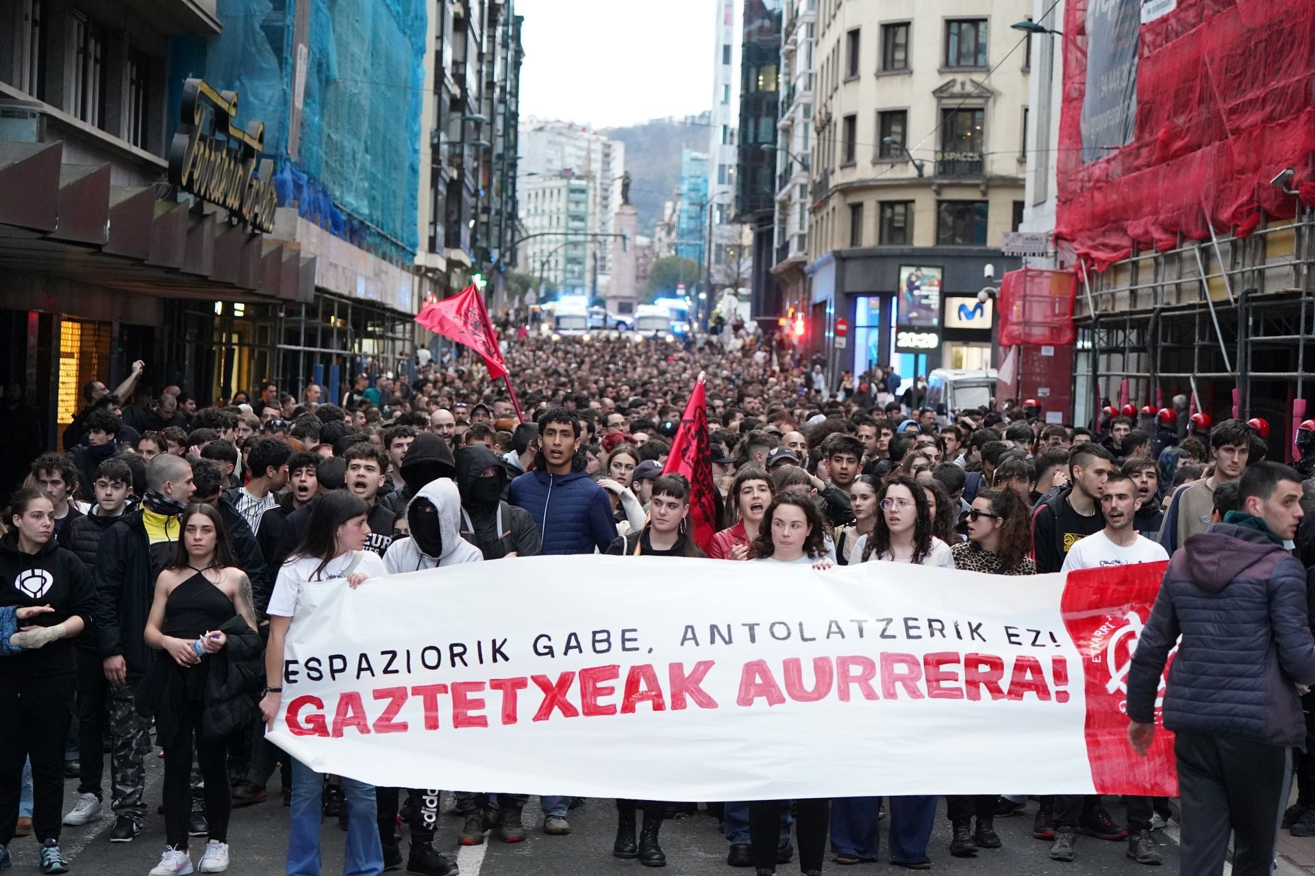 La manifestación contra el desalojo del gaztetxe de Rekalde, en imágenes