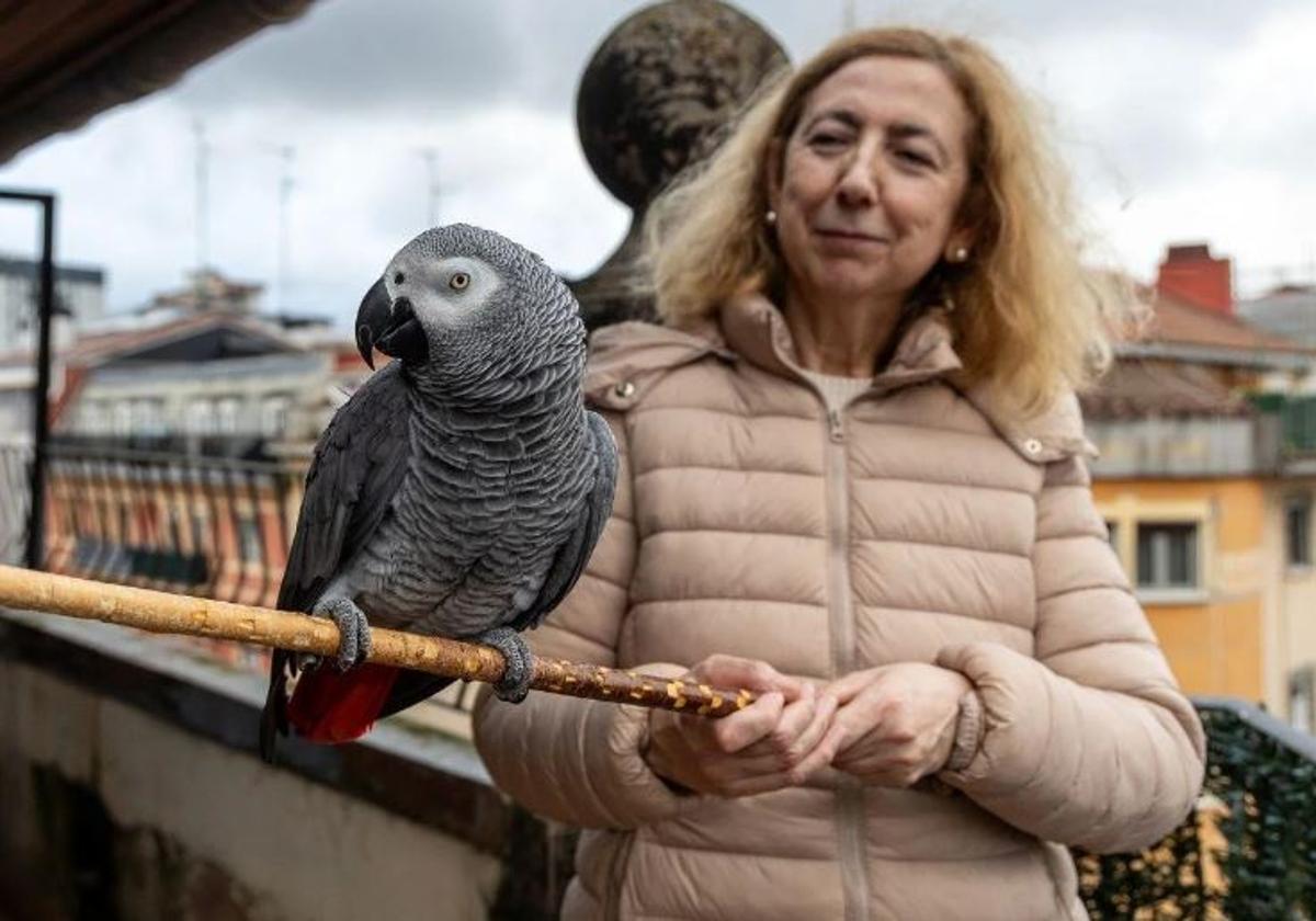 Josune Nosellas junto a su loro Berritxu en su vivienda del barrio de Loiola en San Sebastián.
