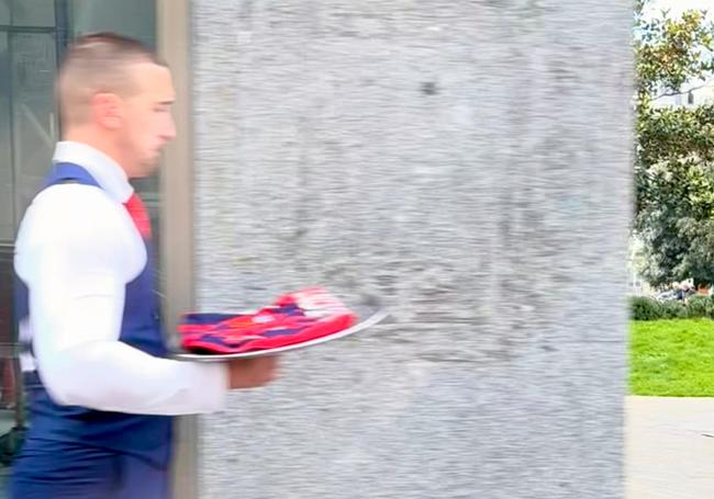 Cristian Ventura porta en su bandeja la camiseta azulgrana del Baskonia.