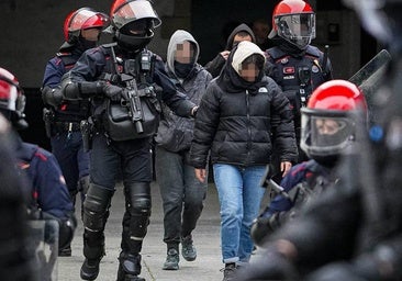 Medio millar de jóvenes protestan en los alrededores del gaztetxe