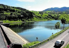 La ruta pasa por el embalse de Undurraga, en Zeanuri.