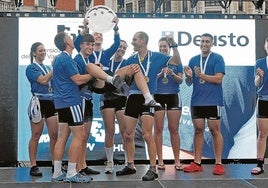 La tripulación de Ingenieros celebra su victoria en la tradicional regata contra Deusto.