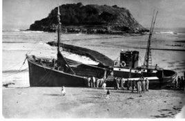 Imagen de un barco del siglo pasado varado en Lekeitio.