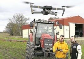 Un constructor de drones enseña a un agricultor a volar un aparato para usarlo en su explotación.