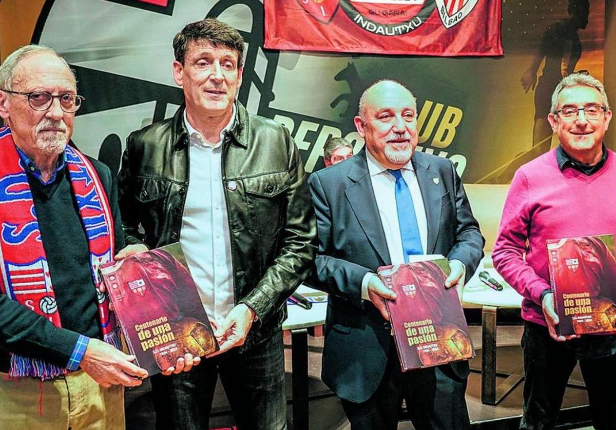 De izquierda a derecha Escalza, Ayarza, el presidente, José Hernández Blanco, y Javier Bolado, del otxote Txipli Txapla.