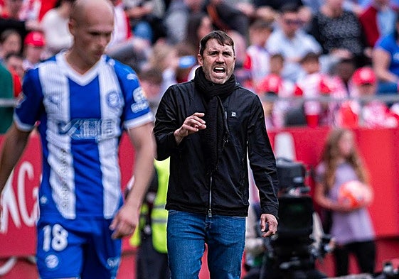 Coudet da instrucciones en Girona.