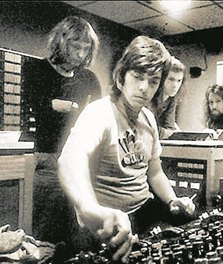 Imagen secundaria 2 - Junto a su compañero de grupo Eric Woolfson, en su carné de los míticos estudios Abbey Road y grabando 'The Dark Side of the Moon' con Pink Floyd.