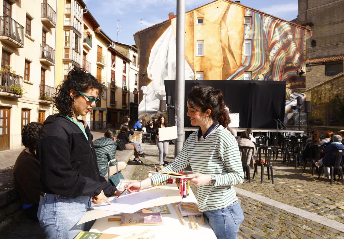 Pinceladas para la restauración (o no) del mural de la Burullería de Vitoria