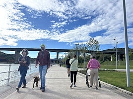 Vecinos y paseantes, en el parque Zamalanda de Barakaldo.