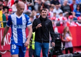 Coudet da instrucciones a sus jugadores durante el partido ante el Girona.