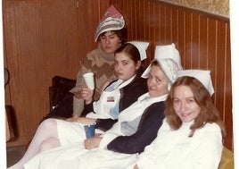 Lourdes Alonso, Camino Campo, Mª José Escalante y Mª Fe Antón celebran la Nochebuena de 1977 en el Hospital Santiago.