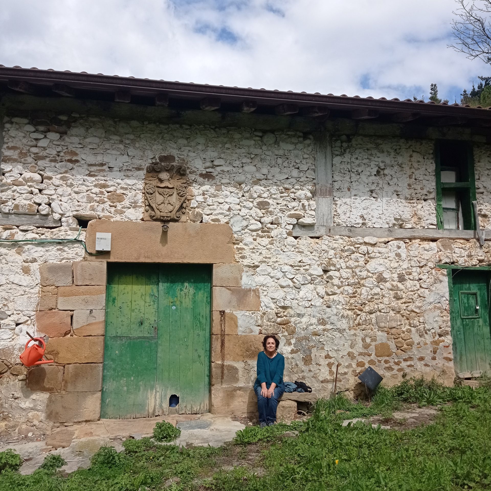 Anael posa en la entrada del caserío de su familia en Ataun, que encontraron hace tres días.