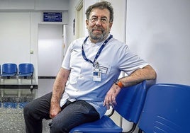 Carlos Egea, sentado en una de las salas de espera de planta del HUA Santiago.