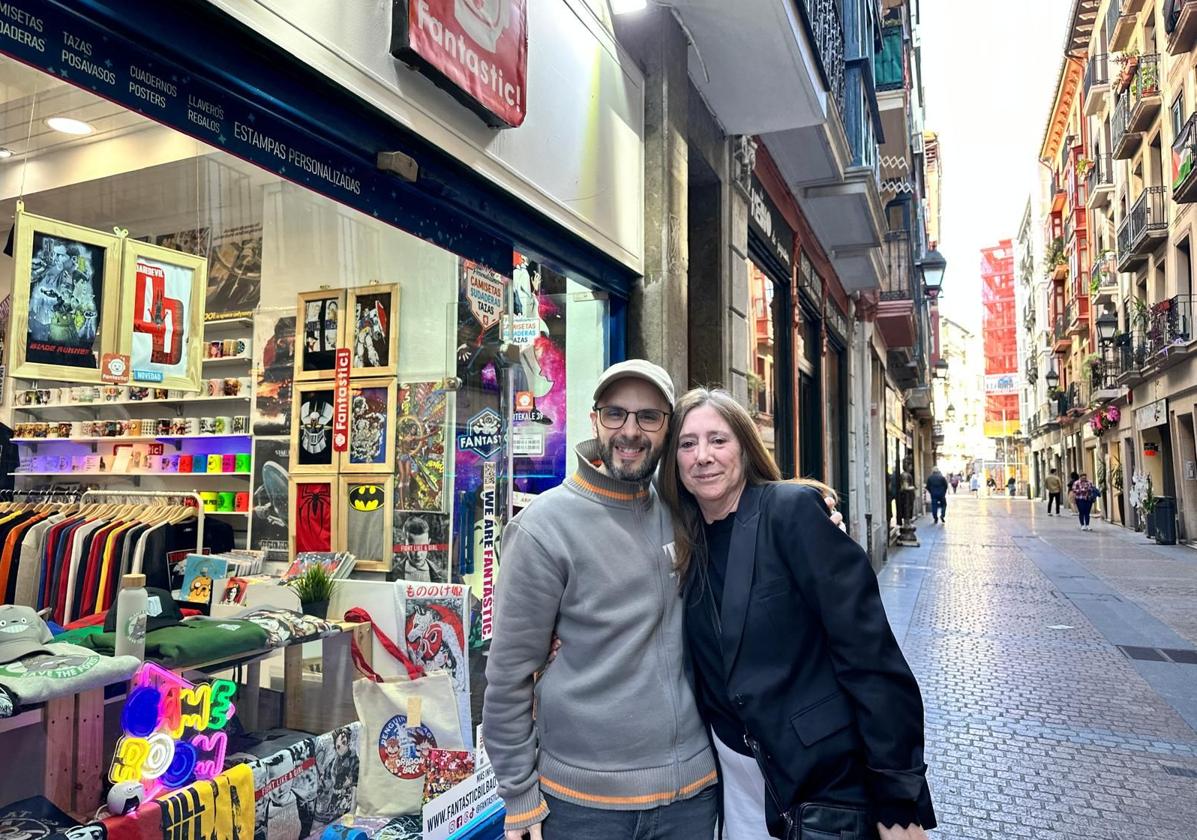 Conchi, la entrañable vecina del Casco Viejo que hace un regalo a cada comerciante que abre una tienda en su calle