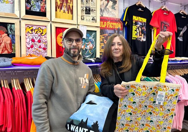 Conchi sostiene una colorida 'tote bag' junto a Martín, dueño de la tienda Fantastic!