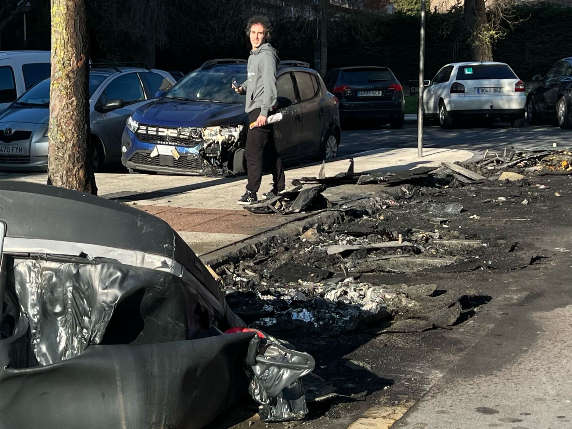 Doce contenedores quemados y diez coches dañados en el barrio vitoriano de Judimendi