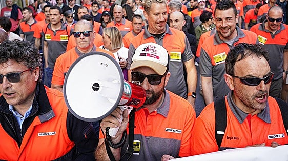 Multitudinaria manifestación en Basauri contra los 335 despidos en Bridgestone