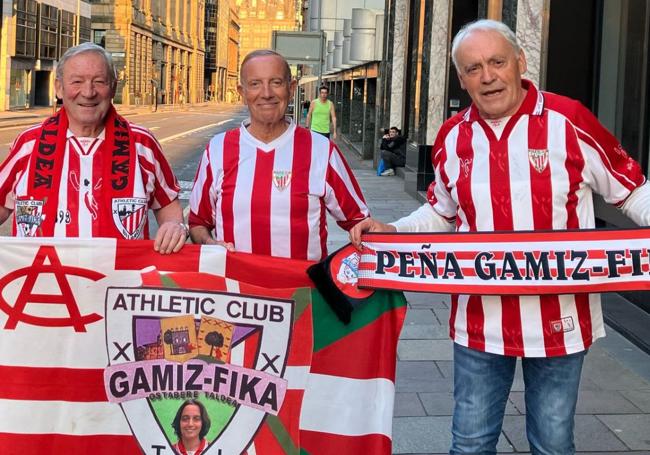 Josu Aspiazu, Ricardo Alonso y Josu Gil, de izquierda a derecha, en las calles de Glasgow.