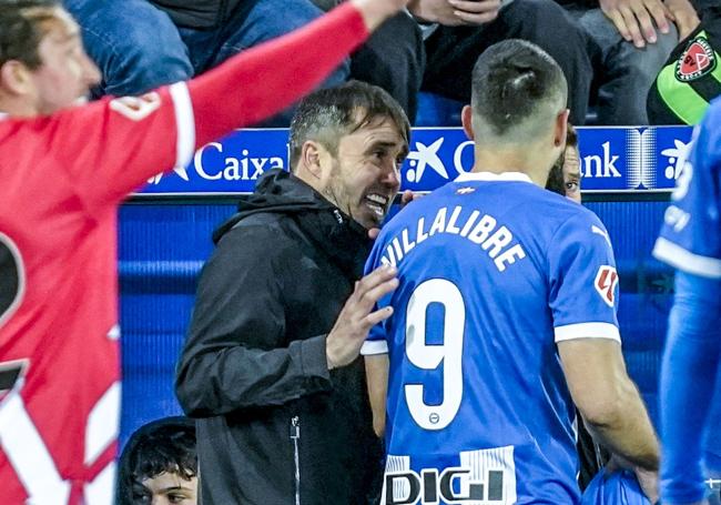 Coudet da instrucciones a Villalibre antes de su criticado cambio contra el Rayo.