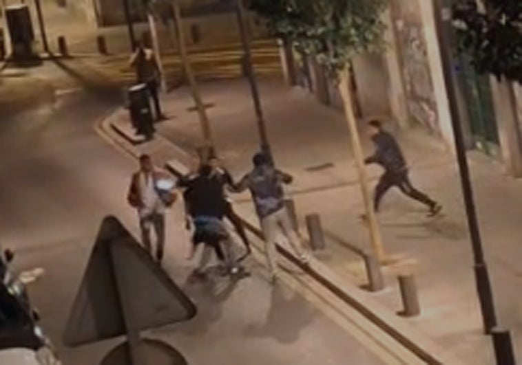 Pelea con cinturones y un cuchillo de madrugada en Bilbao