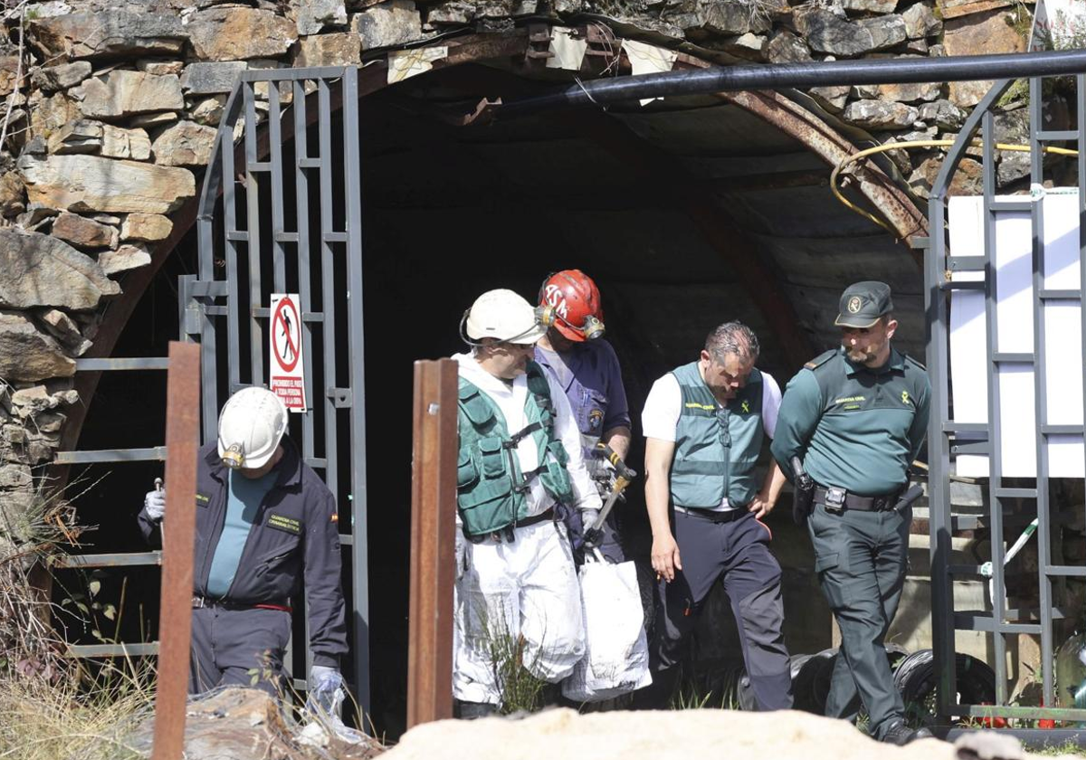 Efectivos de la Guardia Civil y de Salvamento Minero, saliendo de Cerredo con pruebas para la investigación.