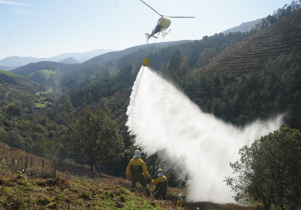 El Gobierno vasco y las diputaciones comparten desde el pasado verano un helicóptero de extinción que por ahora en Bizkaia solo ha realizado simulacros.