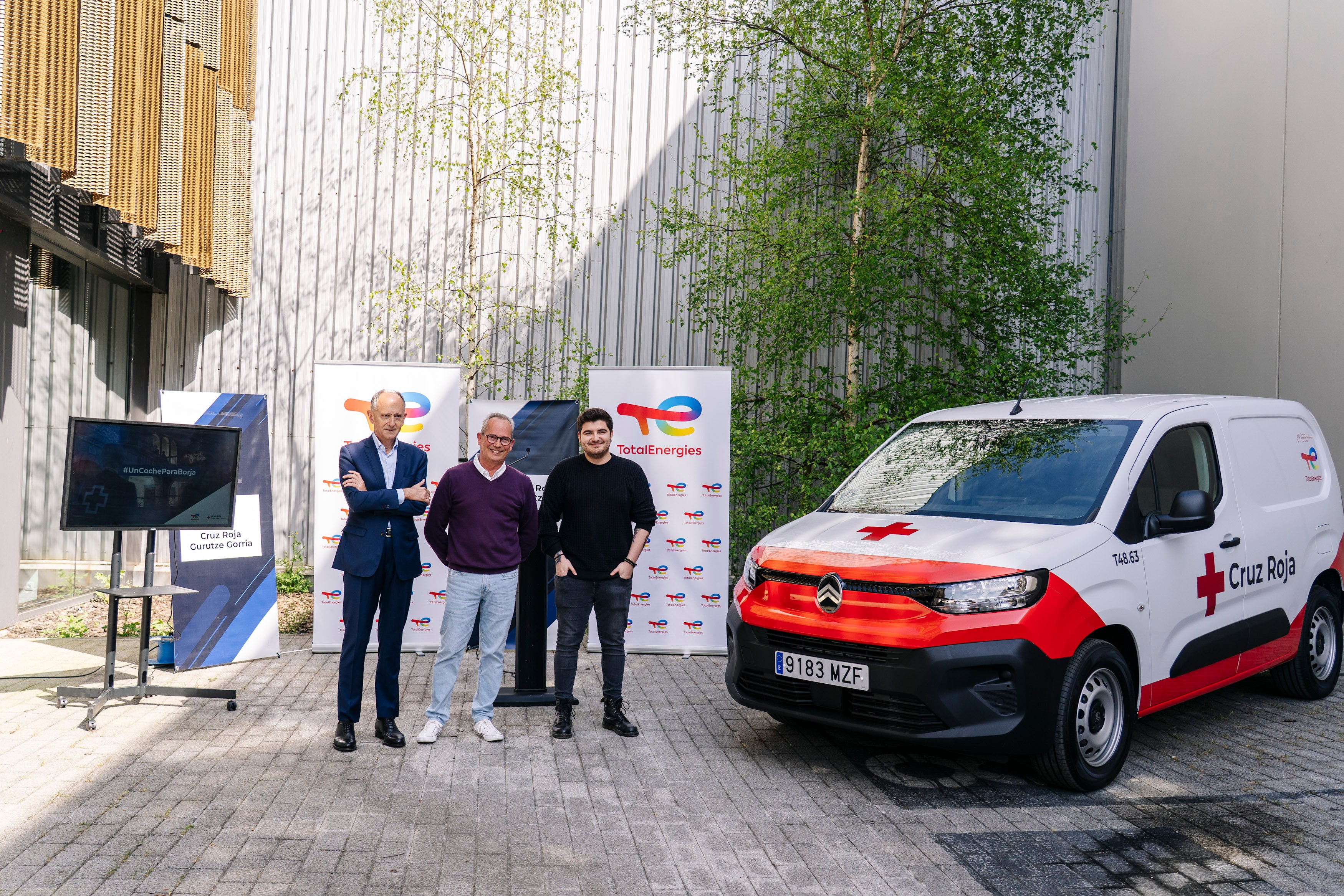 Cruz Roja de Gernika estrena un vehículo eléctrico para su labor solidaria en Urdaibai