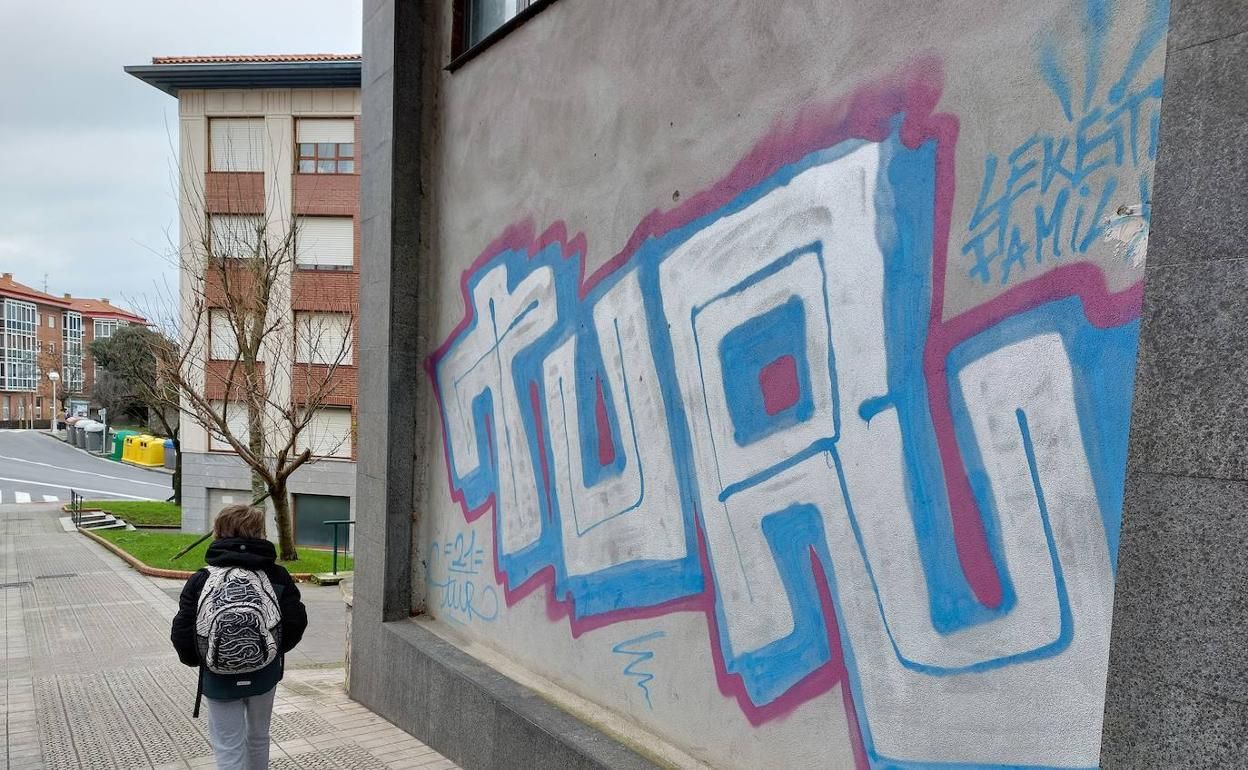 Lekeitio quiere limpiar los grafitis de muros y fachadas.