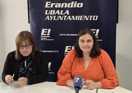 La alcaldesa de Erandio, Aitziber Oliban, y la concejala de Acción Social, Maite Pérez, explican los servicios de intervención socioeducativa disponibles.