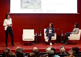 La alcaldesa de Durango, Mireia Elkoroiribe, con las facultativas Izaskun Zeberio y Garazi Letamendi.