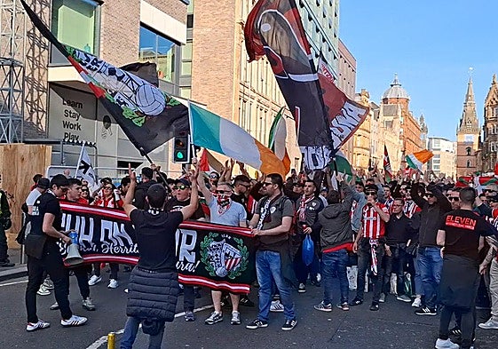 Casi 2.000 aficionados peregrinan a Ibrox en una espectacular kalejira