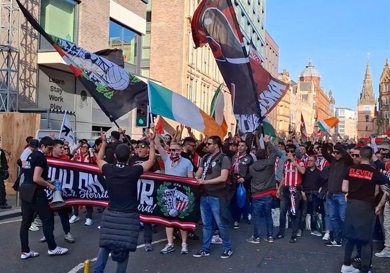 Casi 2.000 aficionados peregrinan a Ibrox en una espectacular kalejira