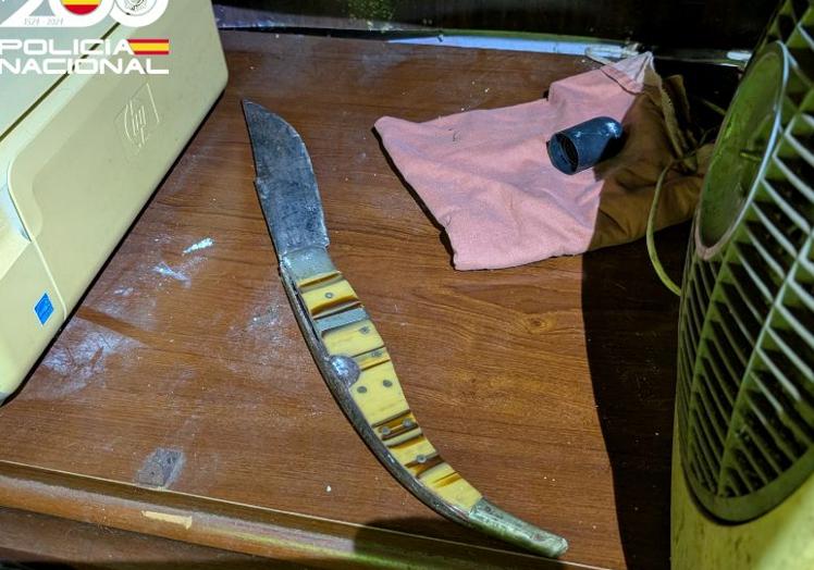 La policía halló la navaja escondida tras un armario en la vivienda del presunto autor.