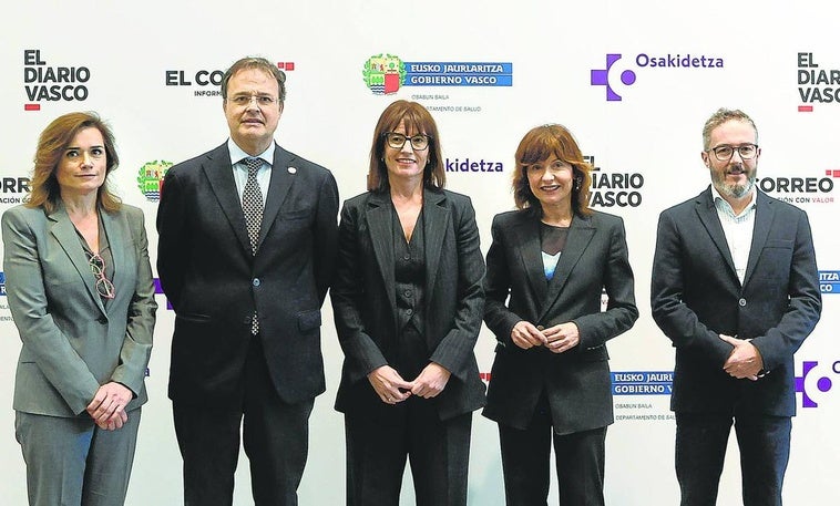 Begoña Belarra, responsable de Osasun Eskola; Alberto Martínez, consejero de Salud; Esther Apraiz, presidenta de Eudel; María Goti, directora gerente de EL CORREO en Álava; y Gontzal Tamayo, director de Transformación y Planificación de Salud, ayer antes del inicio de la jornada 'Salud y Municipios. Osasuna Zure Herrian'.