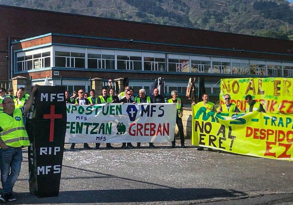 Los 106 empleados de MFS de Trapagaran, en huelga indefinida ante el cierre de la empresa