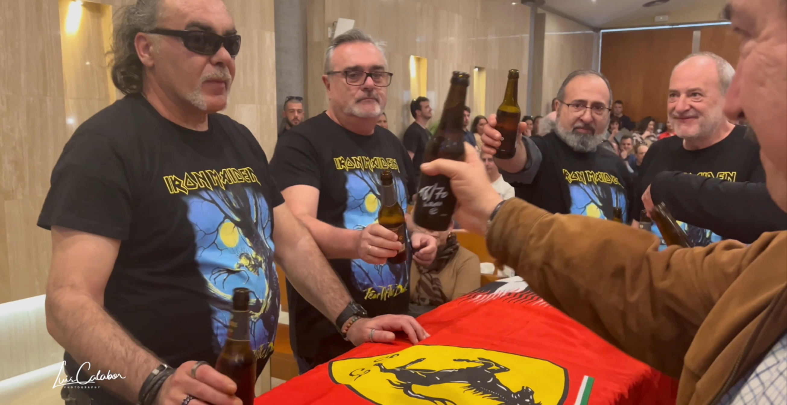 Los amigos de Txema brindan por él en un momento del funeral.
