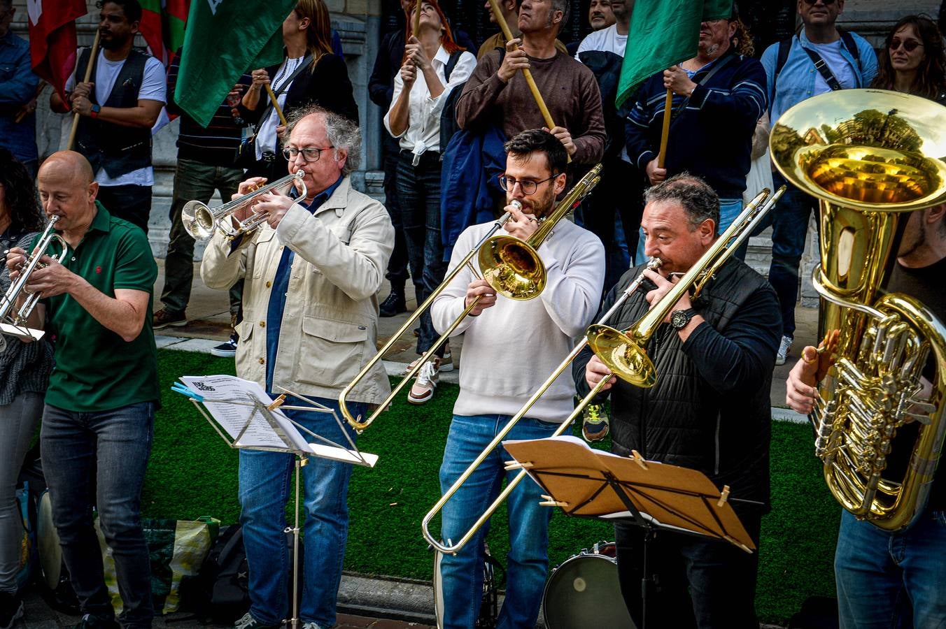 Las imágenes de la concentración de la BOS frente al Palacio Foral