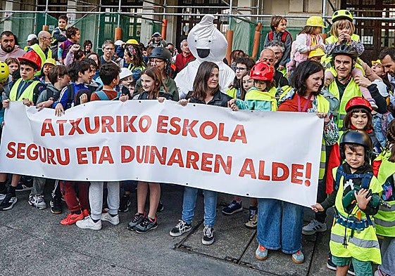 Alumnos y padres han acudido a la escuela con indumentaria de obra para visibilizar su situación.
