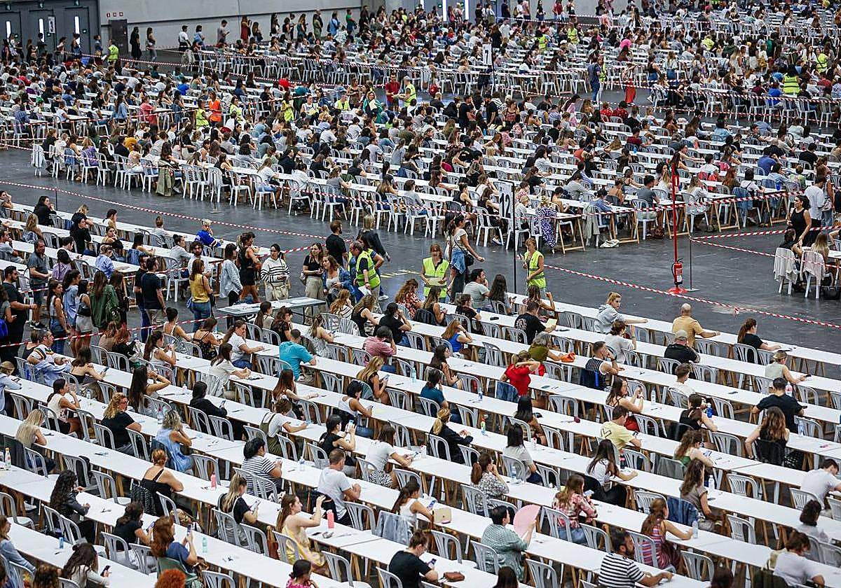 Aspirantes de una Oferta Pública de Empleo (OPE), a punto de comenzar el examen.