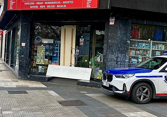 Bazar chino en el que han destrozado la luna de la puerta.