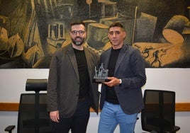 El alcalde, Gorka Álvarez, recibe al deportista Yeray Hernández.