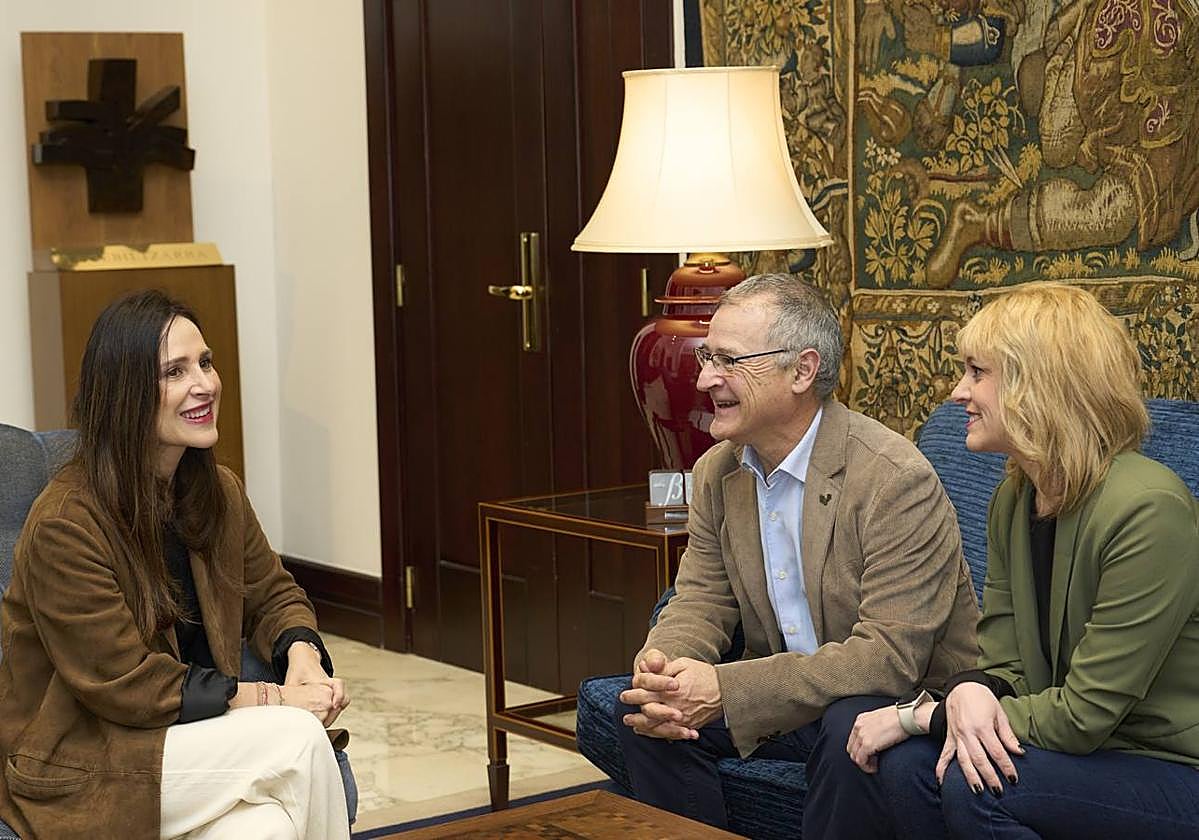 Bengoetxea y Garai se reunieron primero con la presidenta del Parlamento vasco, Bakartxo Tejeria.