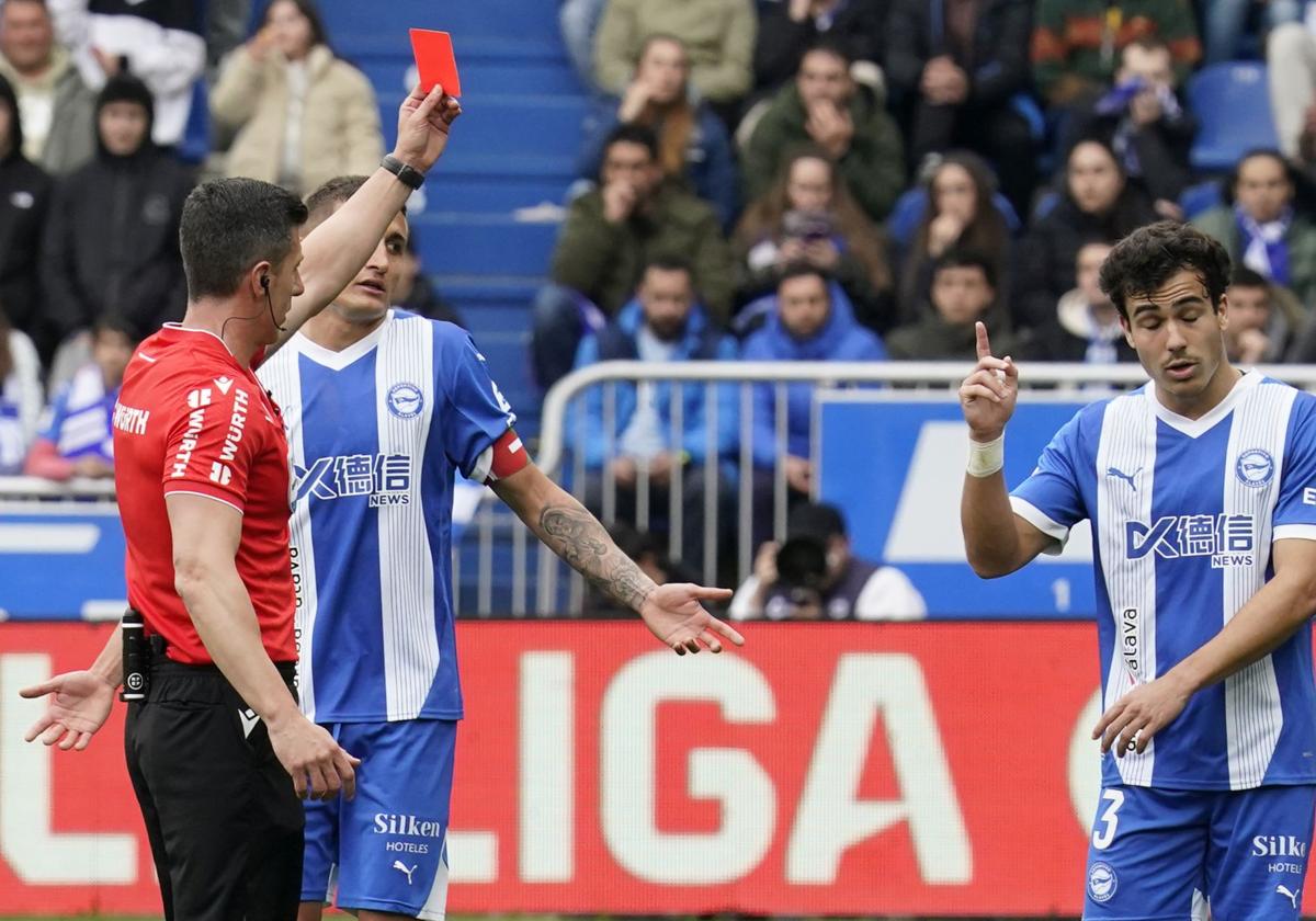 El VAR castiga con roja una entrada de Manu Sánchez a Vinicius