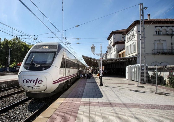 Llegada de un Alvia a la estación de Vitoria.
