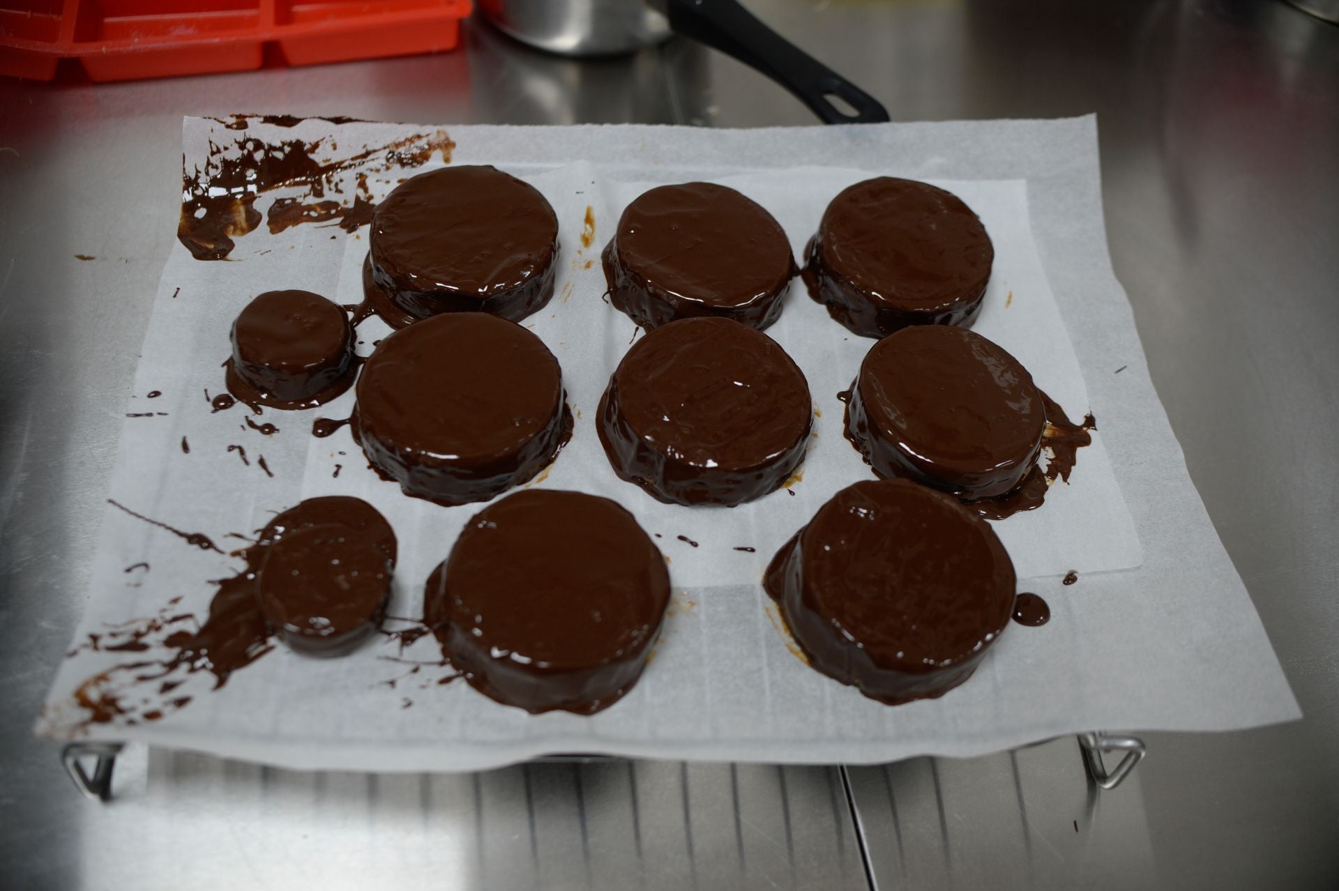María y Luis, la pareja conocida por sus dulces caseros abre una cafetería en Bilbao con desayunos, meriendas y hasta plato del día