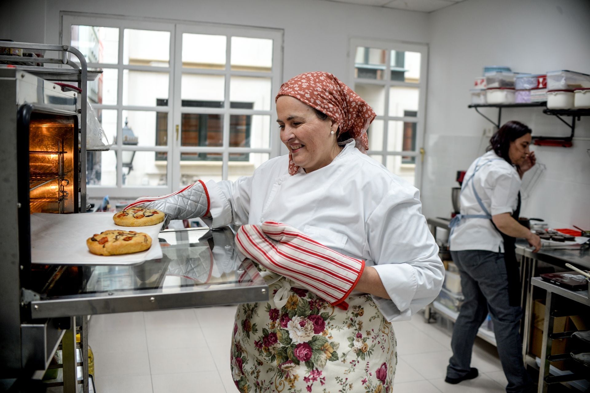 María y Luis, la pareja conocida por sus dulces caseros abre una cafetería en Bilbao con desayunos, meriendas y hasta plato del día