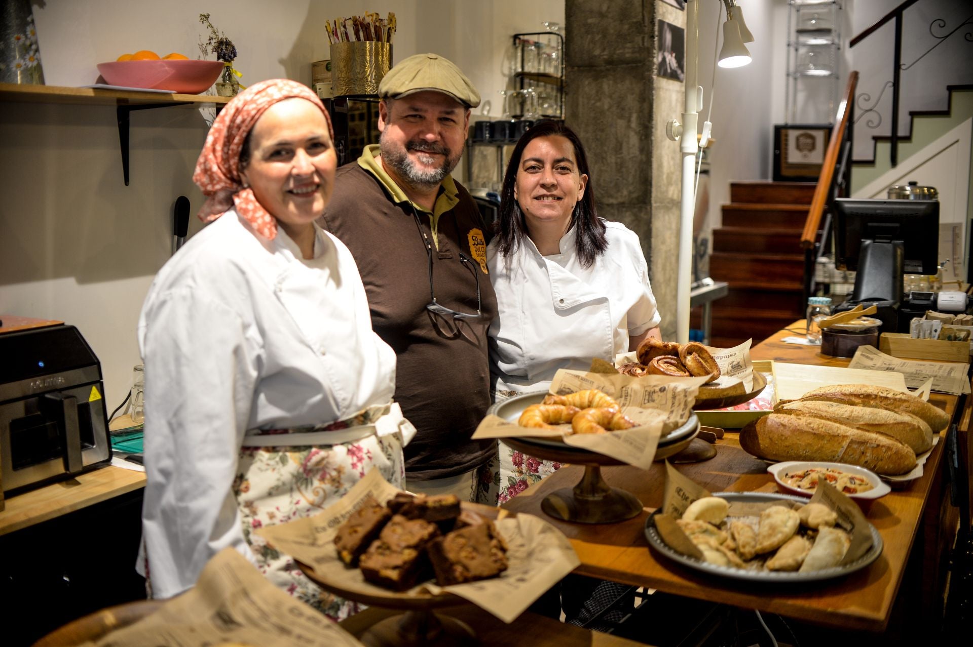 María y Luis, la pareja conocida por sus dulces caseros abre una cafetería en Bilbao con desayunos, meriendas y hasta plato del día