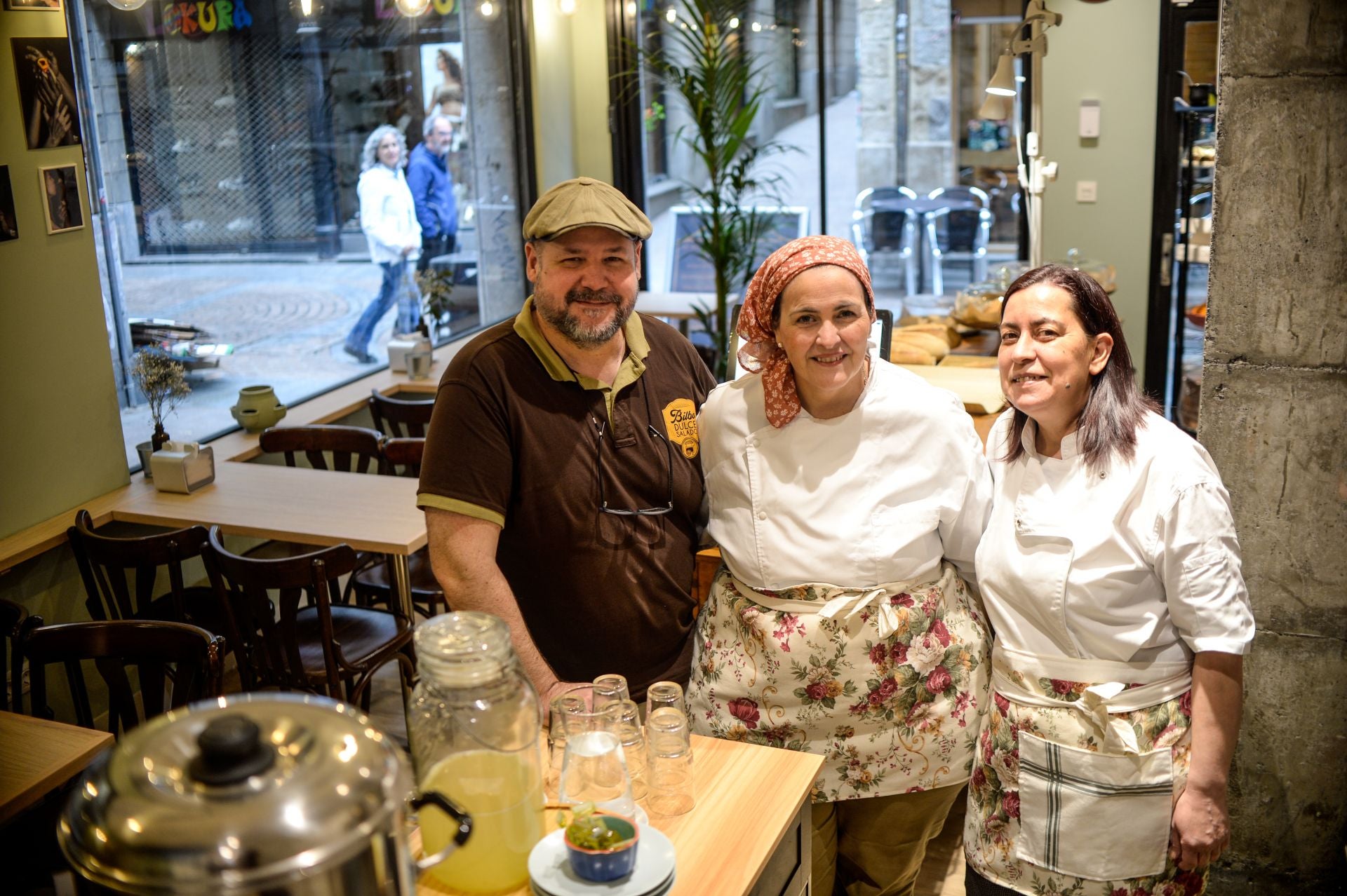 María y Luis, la pareja conocida por sus dulces caseros abre una cafetería en Bilbao con desayunos, meriendas y hasta plato del día