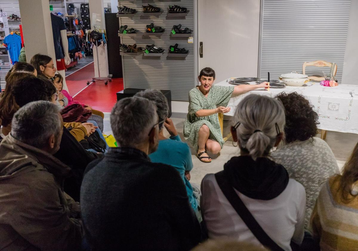 El teatro se cuela en los comercios de Vitoria