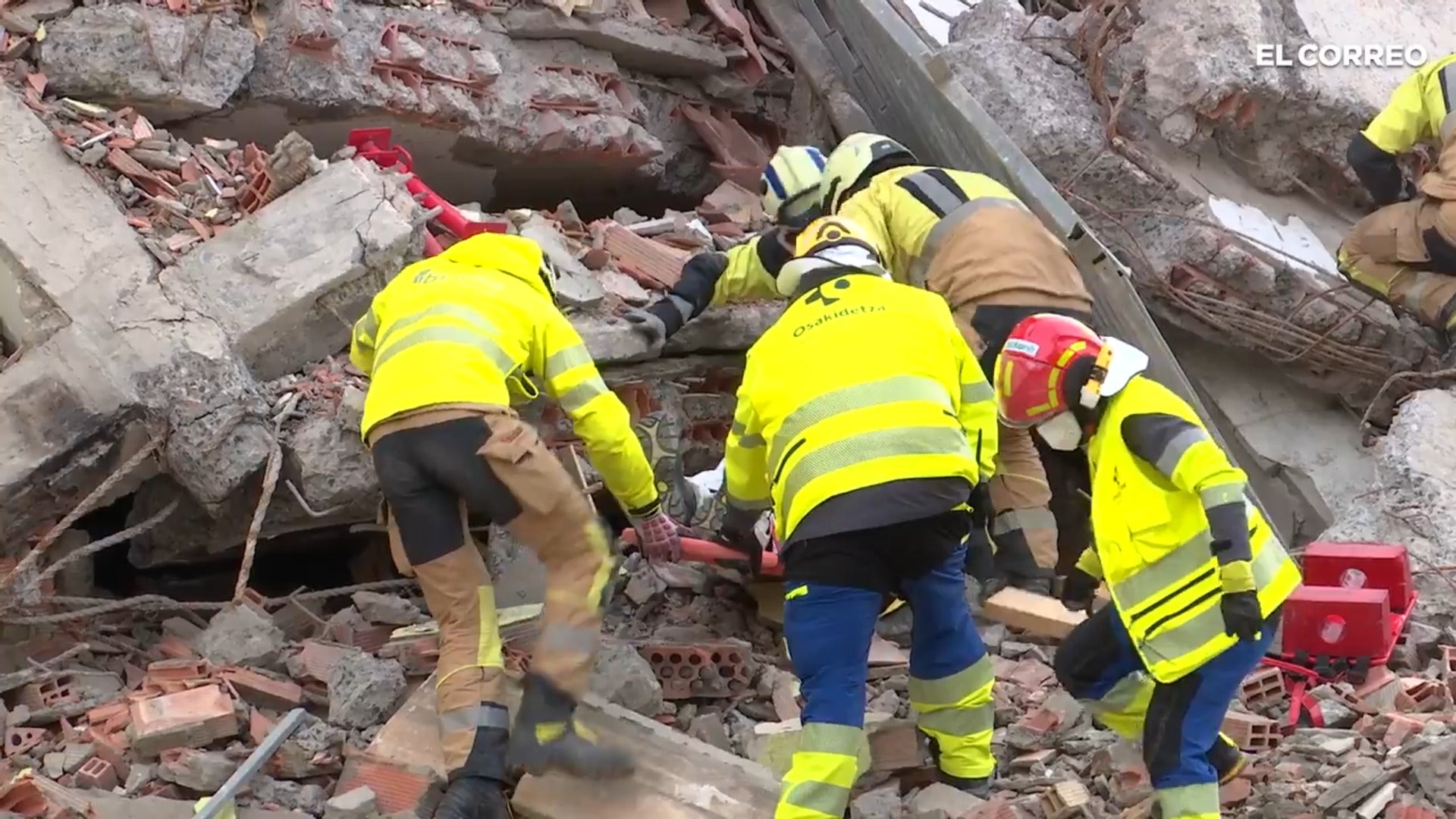 Más de 60 bomberos ensayan en Getxo cómo actuar tras el derrumbe de un edificio
